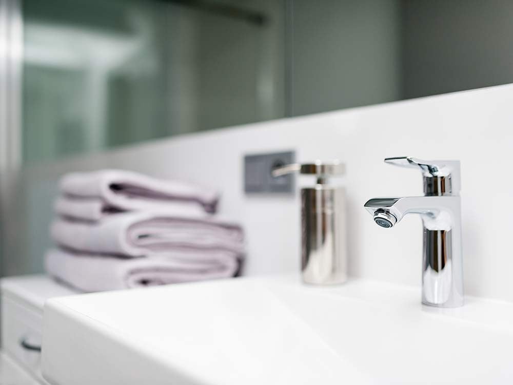 Rubbing alcohol uses - clean bathroom fixtures
