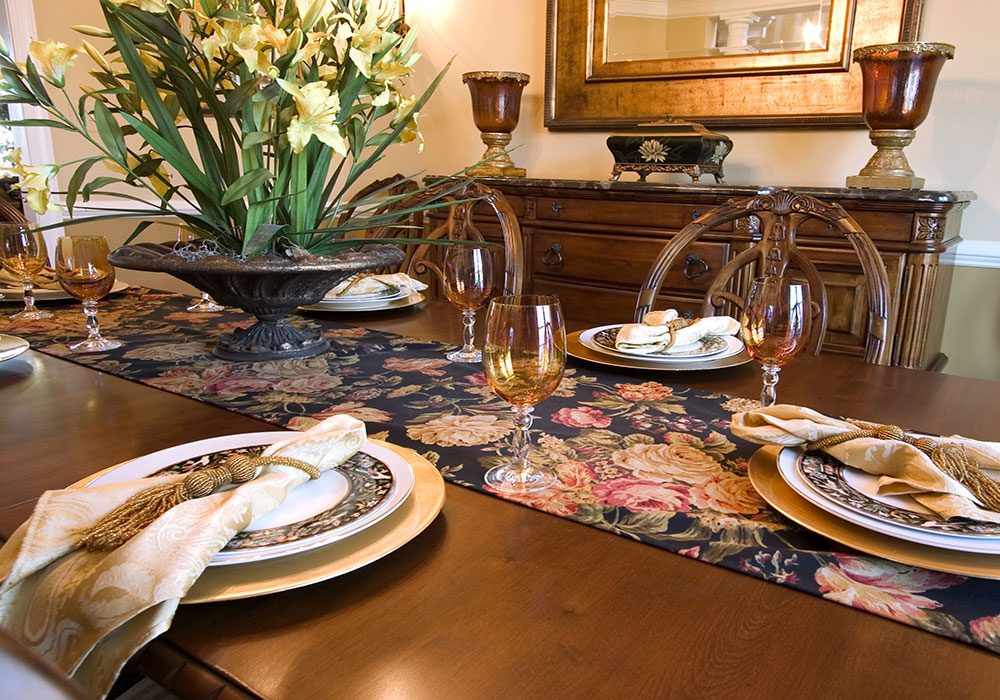 Table setting with runner cloth