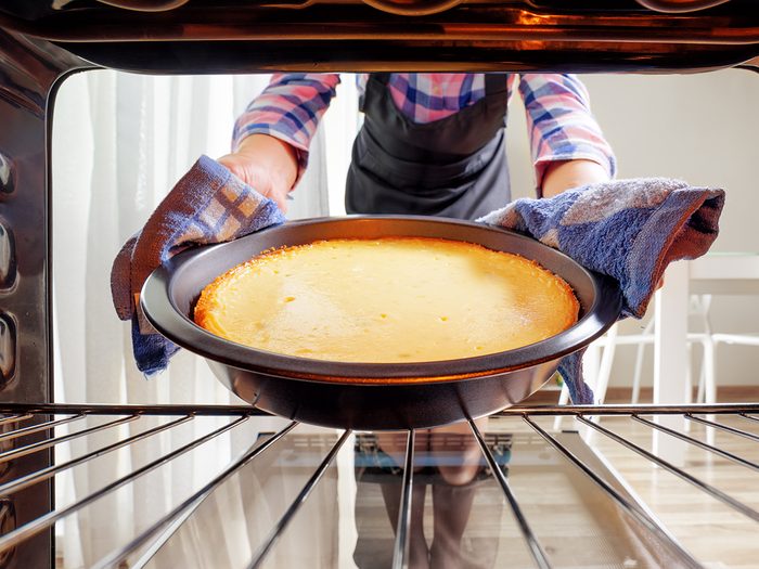 Cut calories when baking a cake in the oven