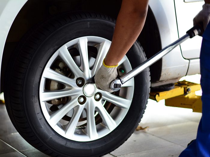 How to use torque wrench on car wheels