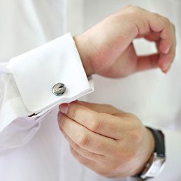 5. Make an Emergency Cuff Link With Twist Ties 