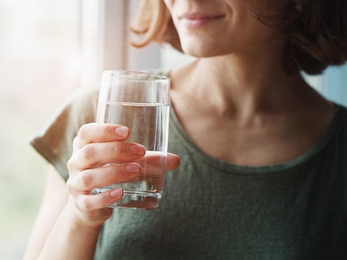 Сколько воды нужно пить - женщина пьет воду