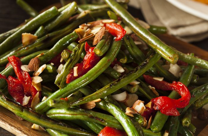 Green bean and red bell pepper salad