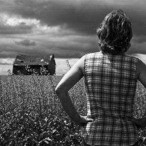 Black and white photography - Woman in field
