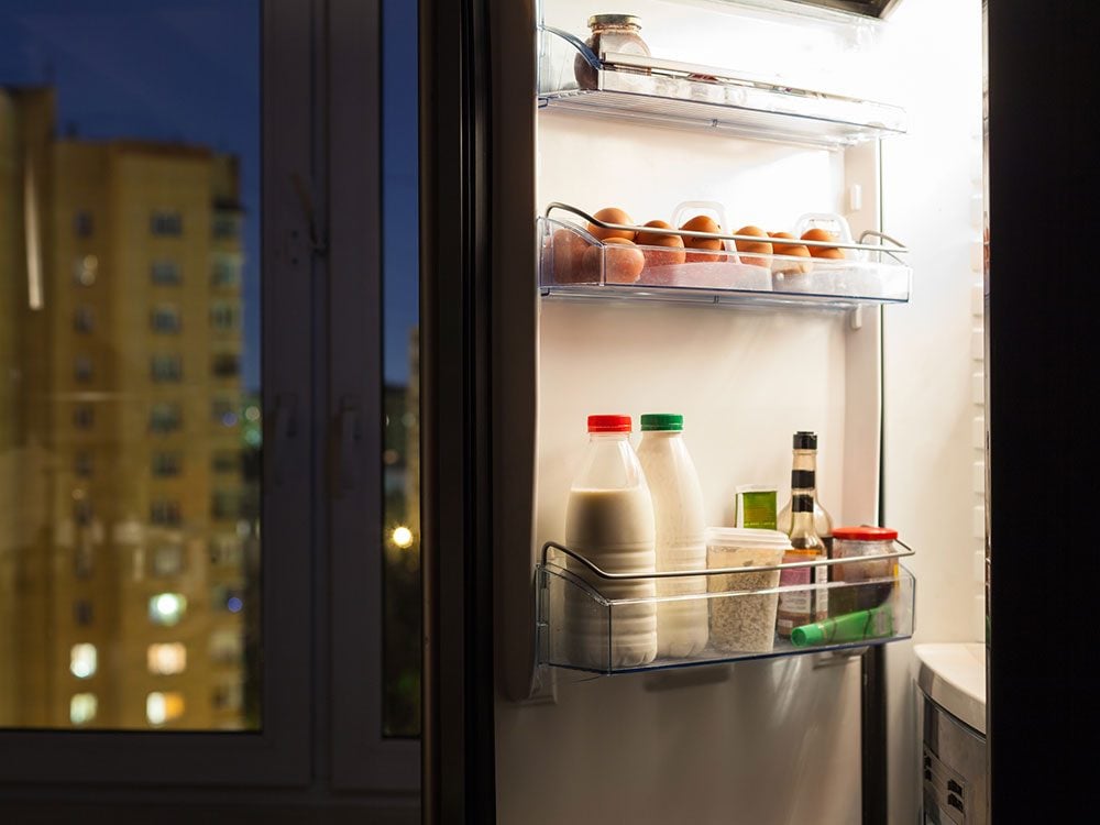 clean-out-fridge-energy-saving-tips