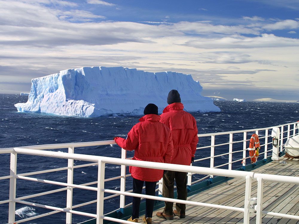Icebergs still threaten boats