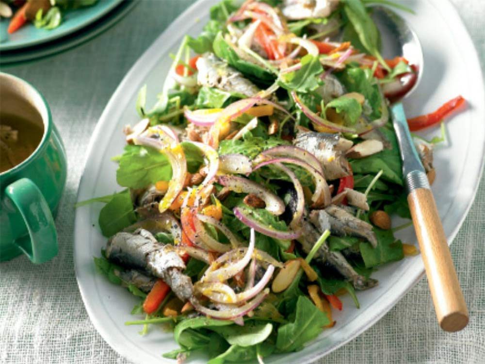 Sardine salad with almonds