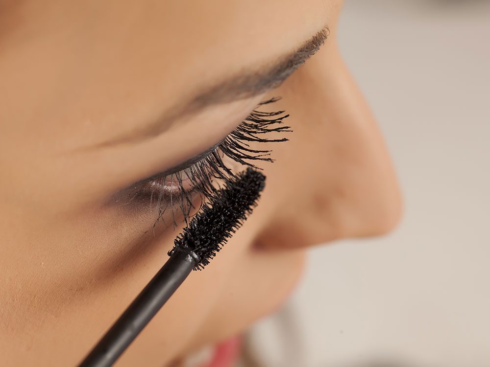 Applying mascara can cause itchy eyes