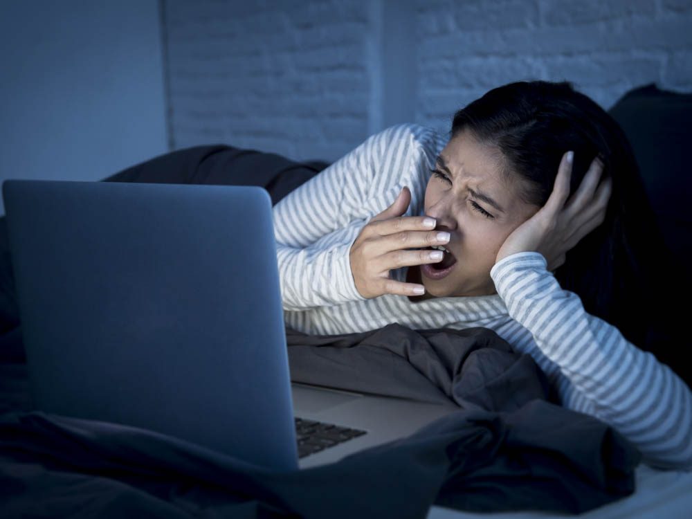 Shut of all screens before bed to lost weight while you sleep