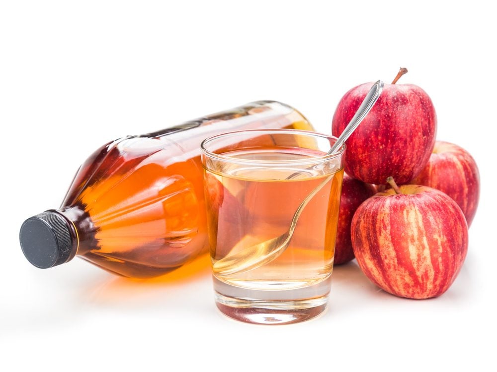 Gargling with apple cider vinegar is a tip for healthy white teeth