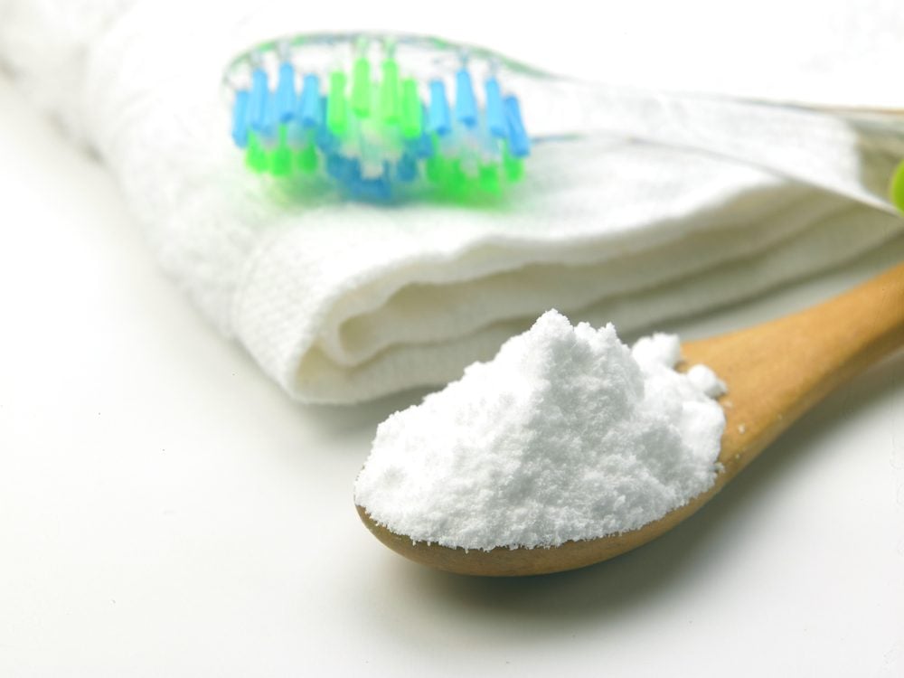 Brushing your teeth with baking soda once a week is a tip for healthy white teeth