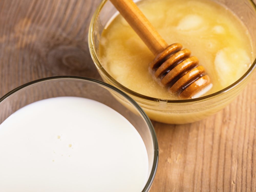 Use milk and honey as a home remedy to treat blackheads