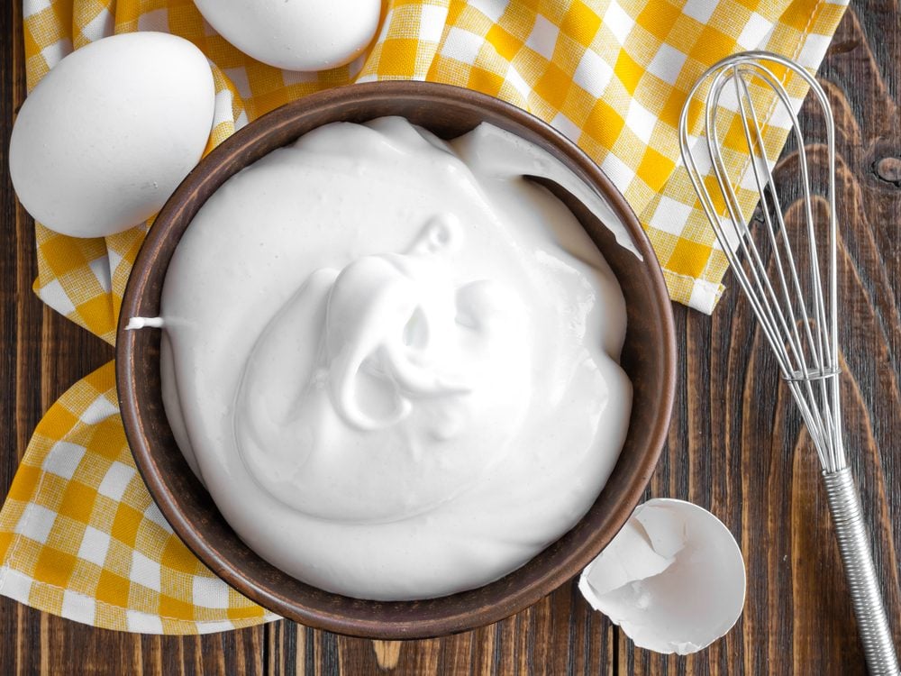 Use egg whites as a home remedy to treat blackheads