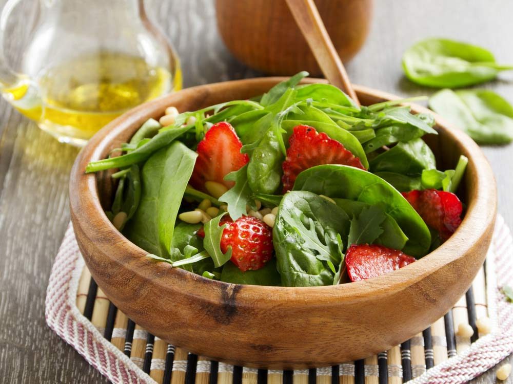 Spinach and berry salad