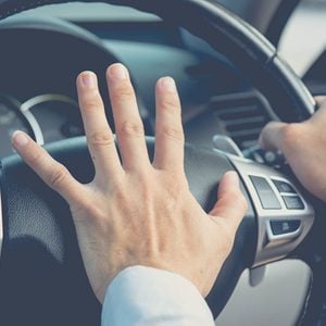How to deal with road rage - driver honking in car
