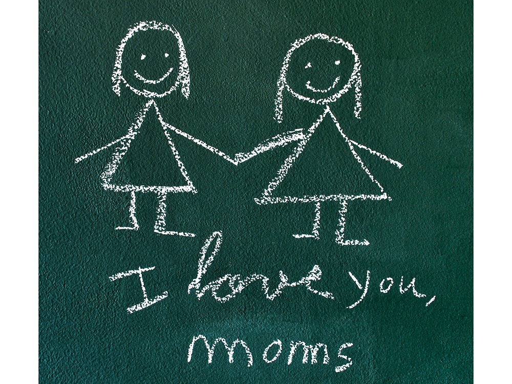 "I love you, moms" on chalkboard