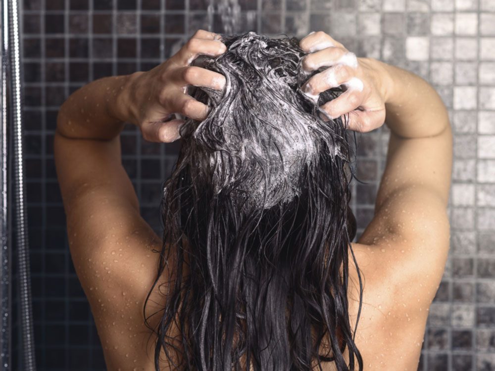 Kopfhautmassage unter der Dusche
