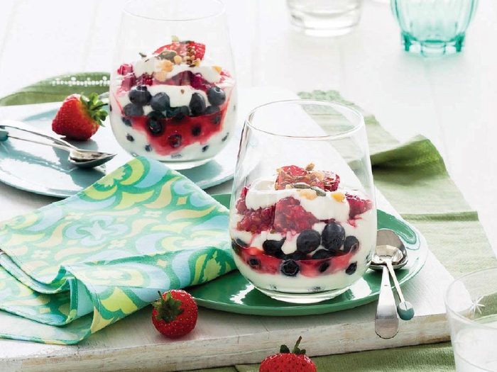 brain-boosting breakfast recipes - Berry yogurt swirl with walnuts and pumpkin seeds