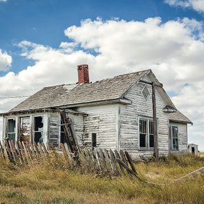 Saskatchewan ghost towns - Abandoned home in Robsart, Saskatchewan