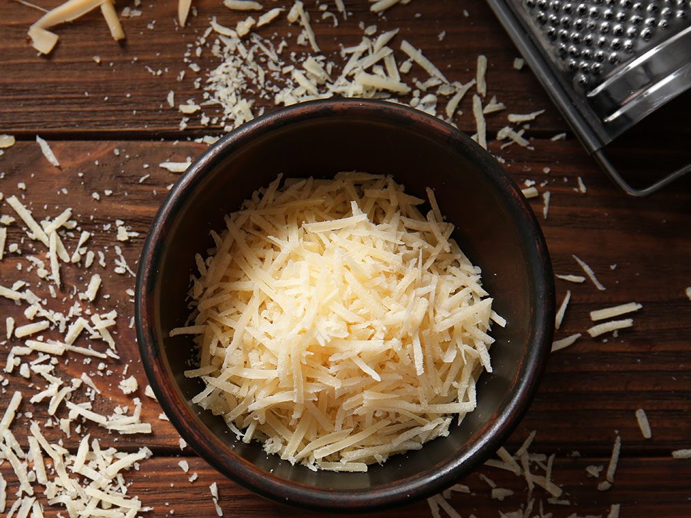 https://www.readersdigest.ca/wp-content/uploads/2018/09/use-cooking-spray-on-cheese-grater.jpg?fit=700%2C525