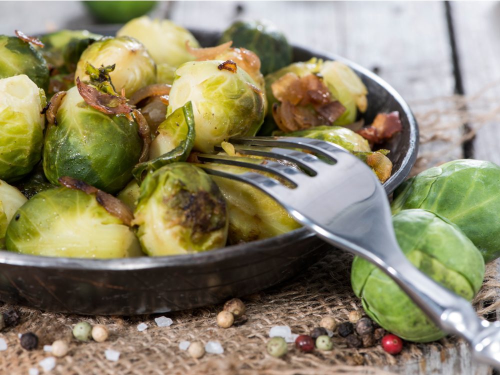 Roasted brussels sprouts with ham and onions