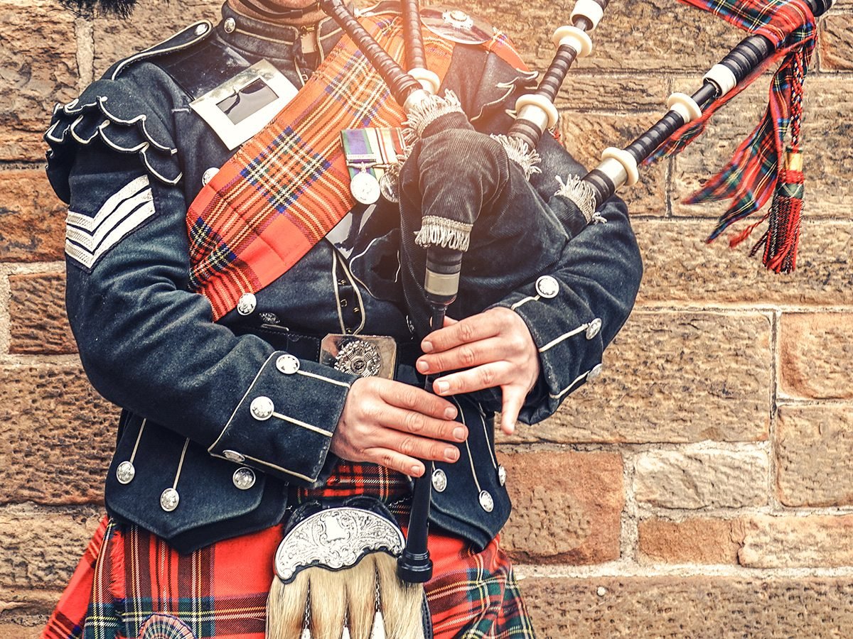 Best Reader's Digest jokes of all time - scottish bagpiper playing bagpipes