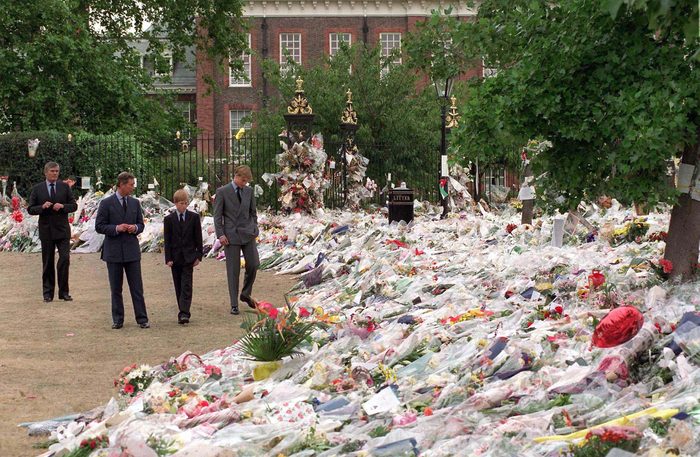PRINCE CHARLES, PRINCE WILLIAM AND PRINCE HARRY VIEWING FLORAL TRIBUTES AFTER DEATH OF PRINCESS DIANA, KENSINGTON PALACE, LONDON, BRITAIN - 1997