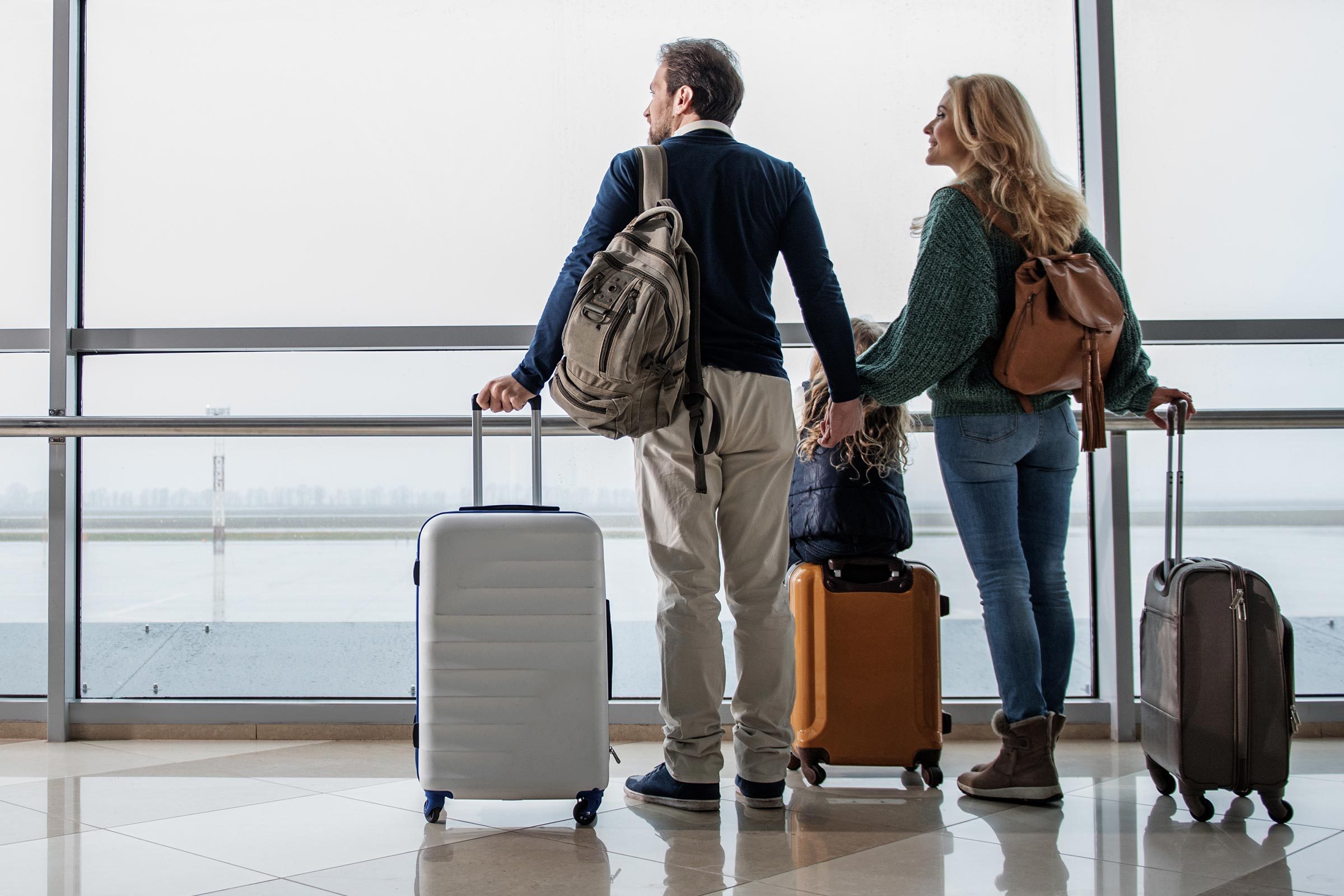 airport couple suitcases travel