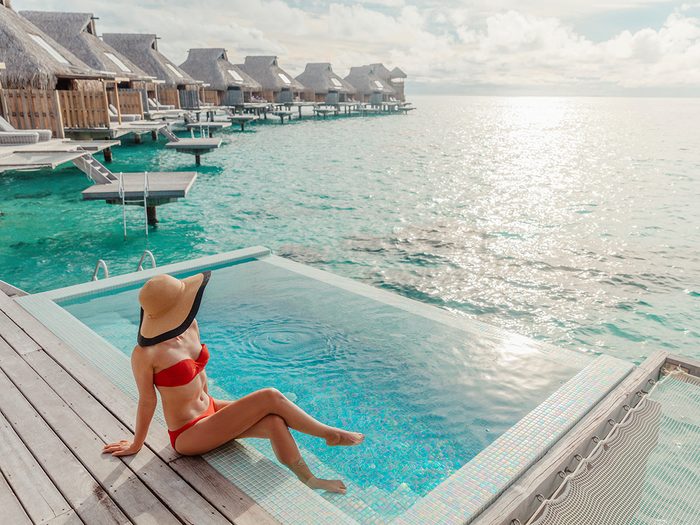 Mistakes to avoid booking online vacation - Influencer on palafito in Bora Bora