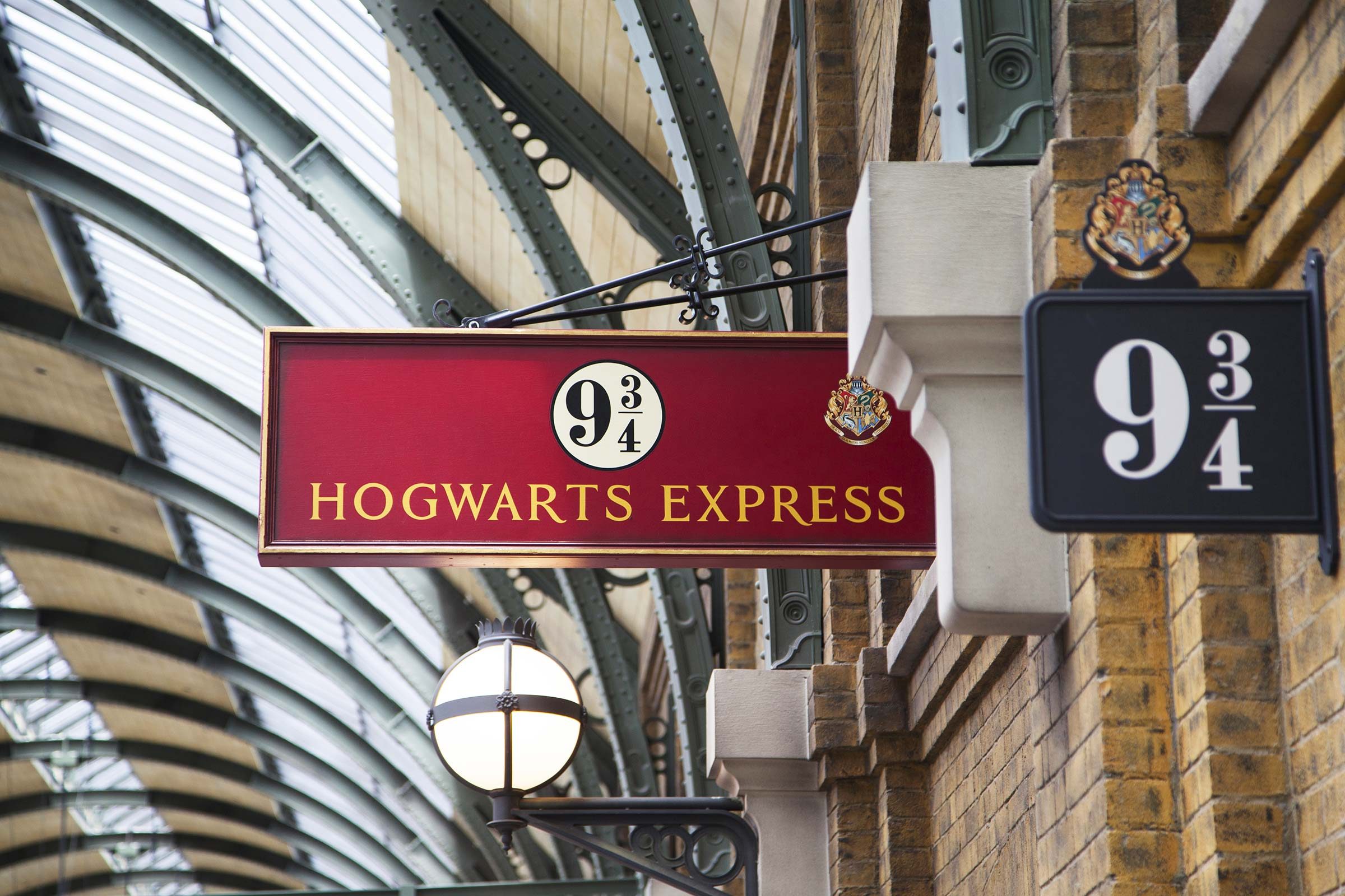 Harry Potter real life - King's Cross Station, platform 9 3/4