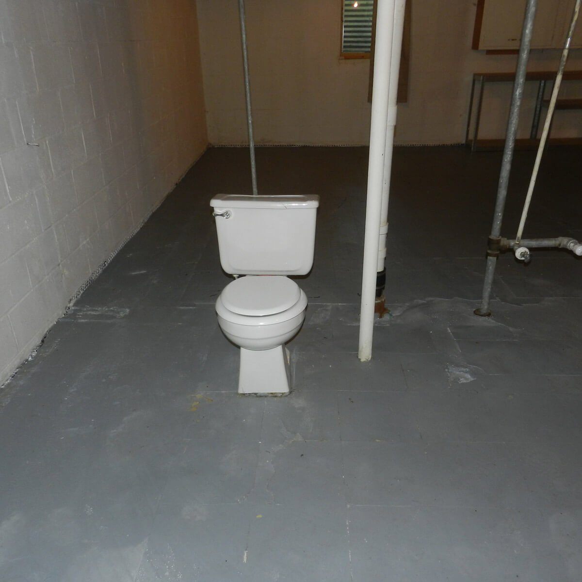 Lone-Toilet