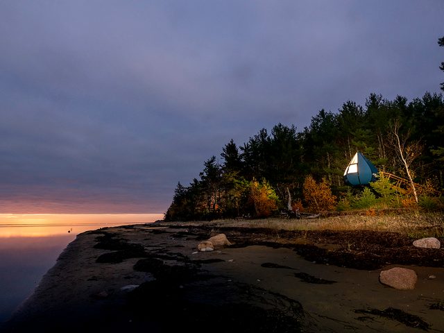 Cool Hotels Canada - Oasis accommodation in the forest with beach view in the Fall during sunset. Parc national Kouchibouguac | Hbergement Oasis dans la fort avec une vue sur la plage en automne au couch du soleil. Kouchibouguac National Park