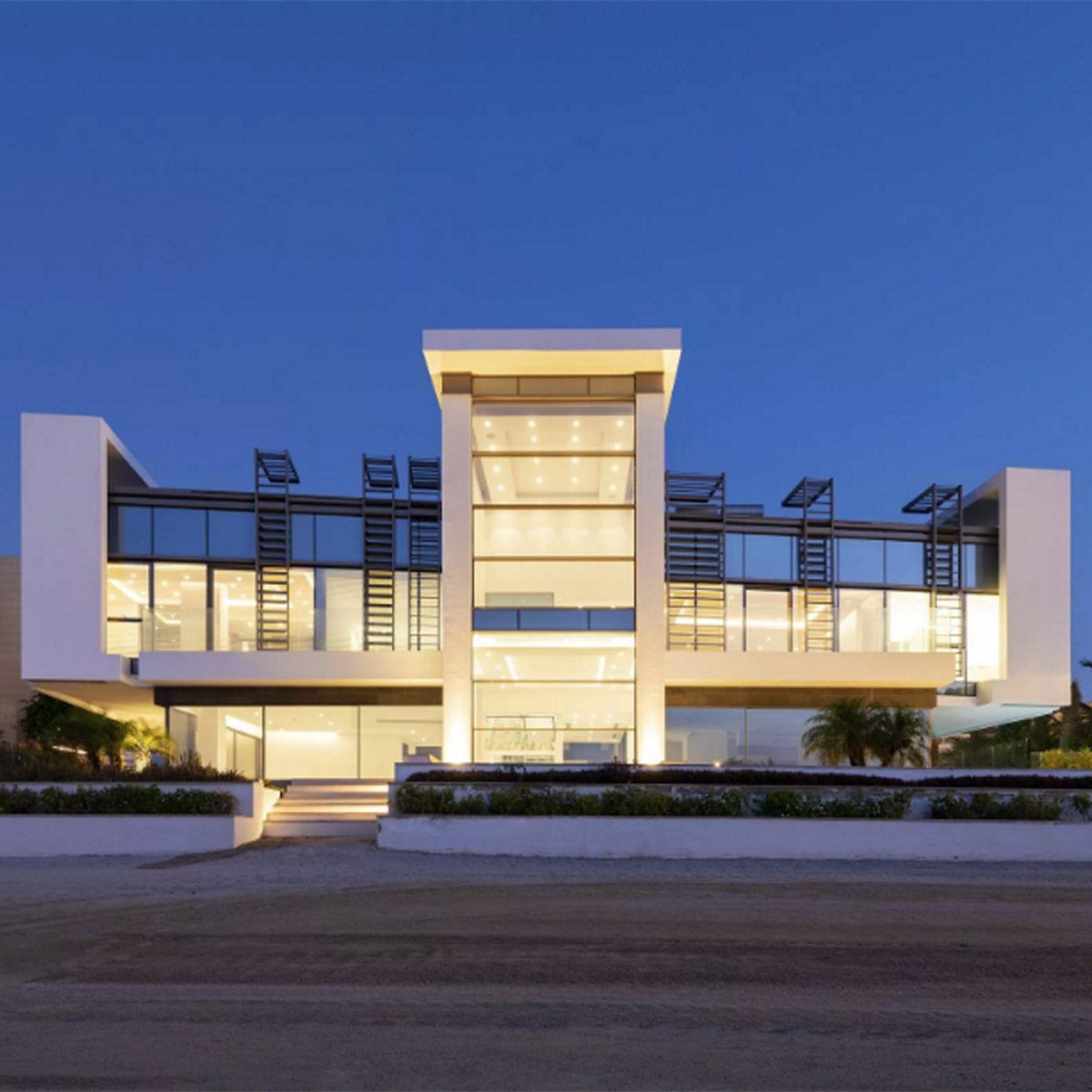 Modern mansion in Dubai that sits on the ocean beach