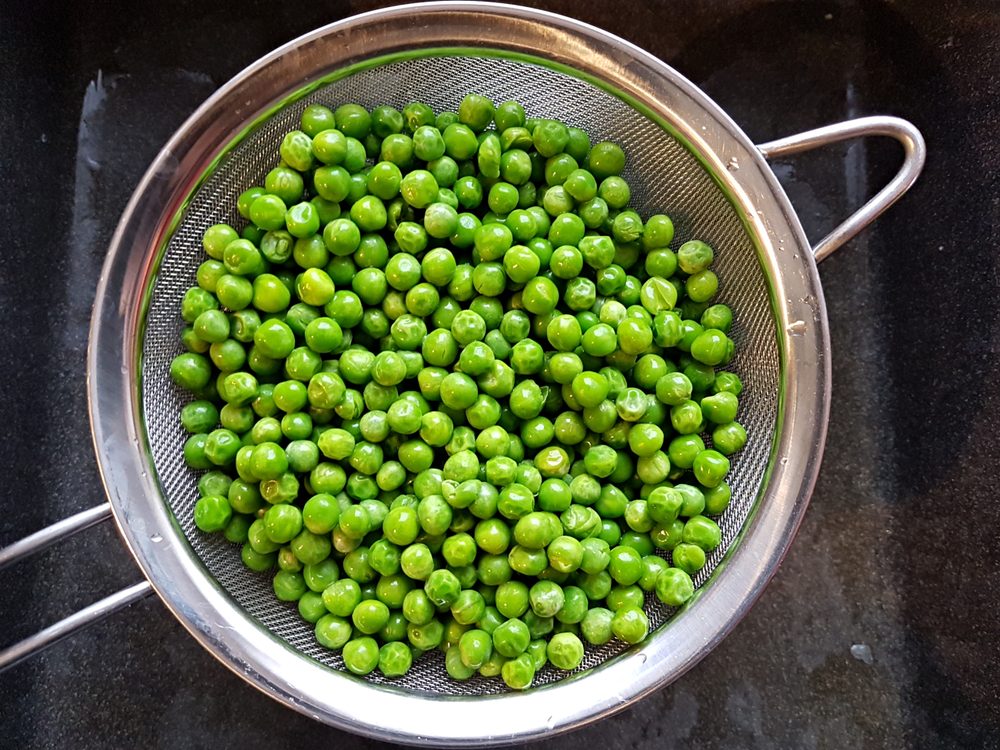foods that prevent cancer - Peas green color food agriculture fresh
