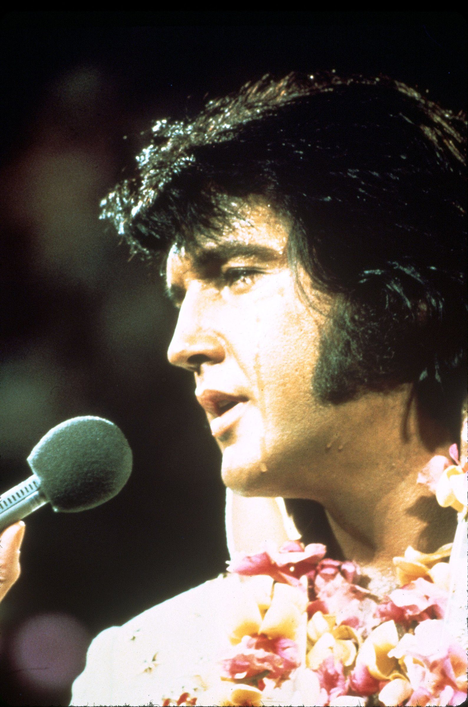 9 Rarely Seen Vintage Photos of Elvis Presley | Reader's Digest Canada