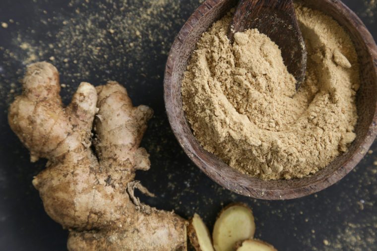 Whole ginger and ginger powder