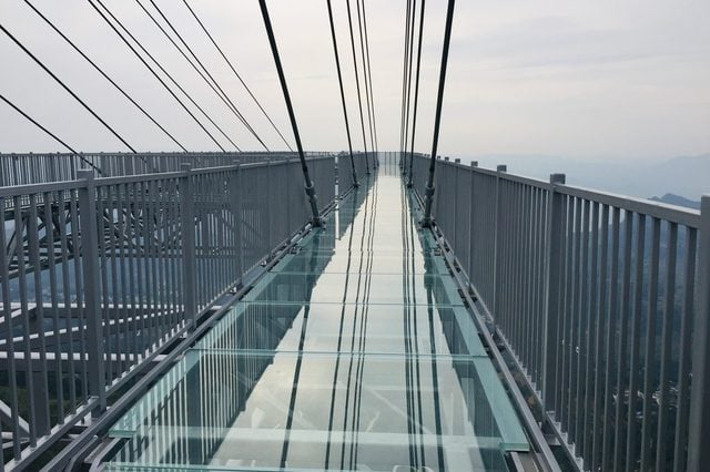 longest vantilevered glass bottomed skywalk world record