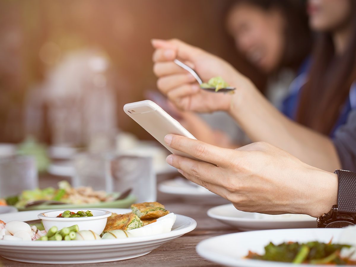 A good party guest don't use phone at dinner