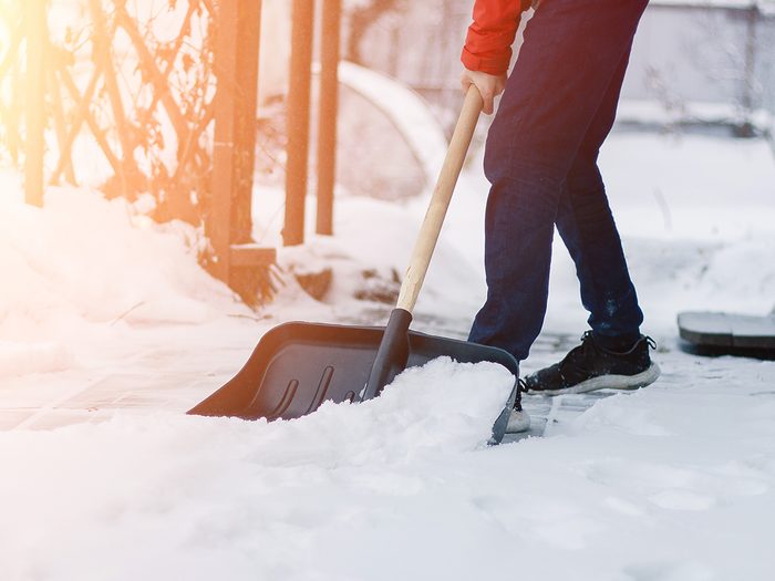 removing snow - snow shovelling mistakes