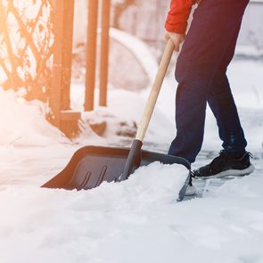 removing snow - snow shovelling mistakes