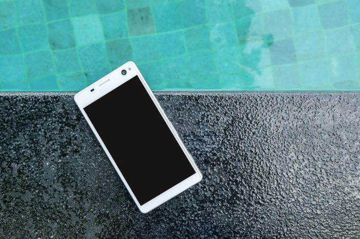 Smartphone put on edge the pool.