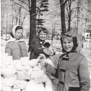 Louise (Wezie), Kathleen (Smokey) and Patricia building a snow fort