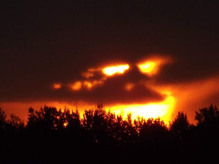 A scary sunset that looks like a face