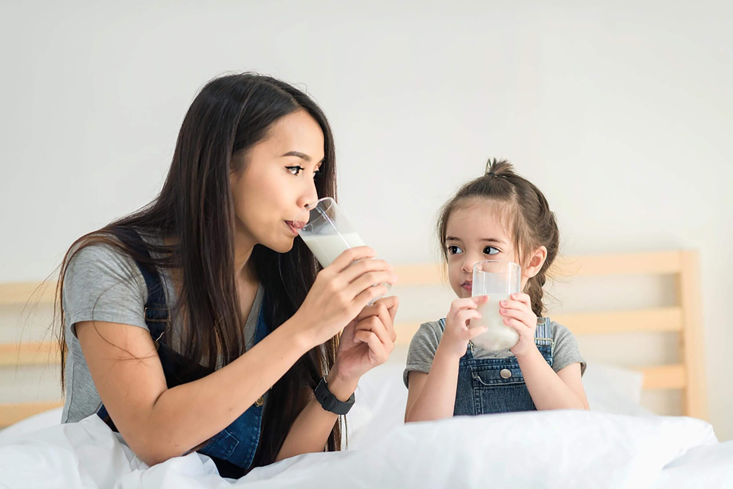 mother-daughter-drinking-milk