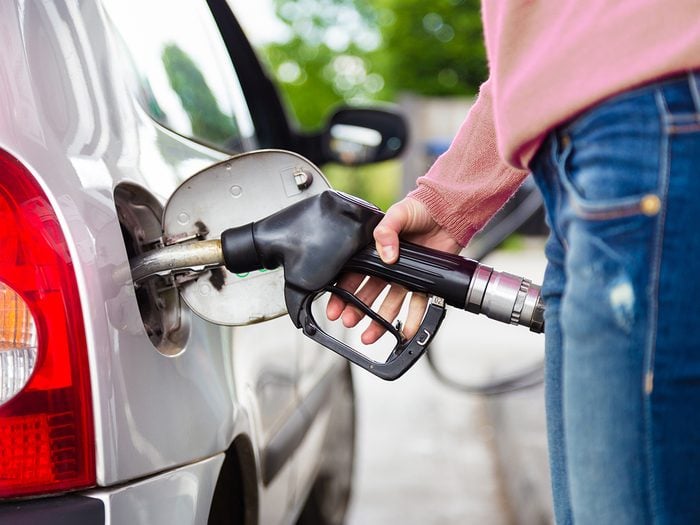 why you should always touch your car before pumping gas