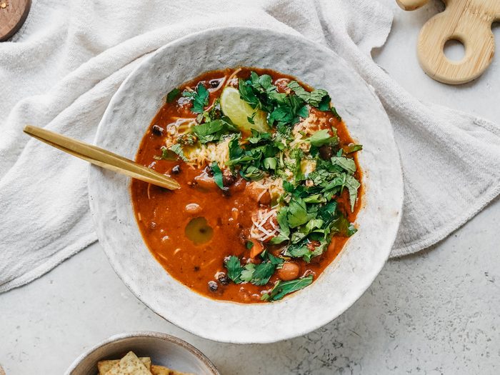 10 ingredient easy vegan chili recipe