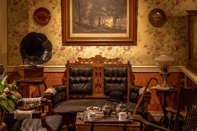 historical canadian photos - sitting room