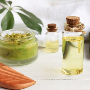 Home remedies for dry hair - avocado and oils