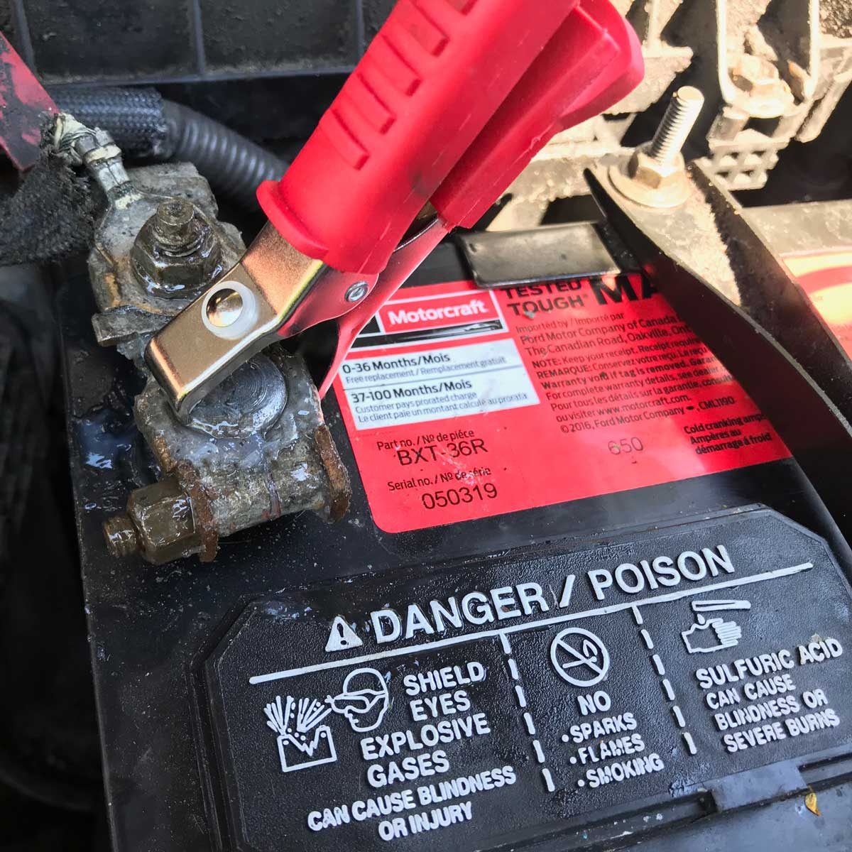 How to test a car battery: connect the tester