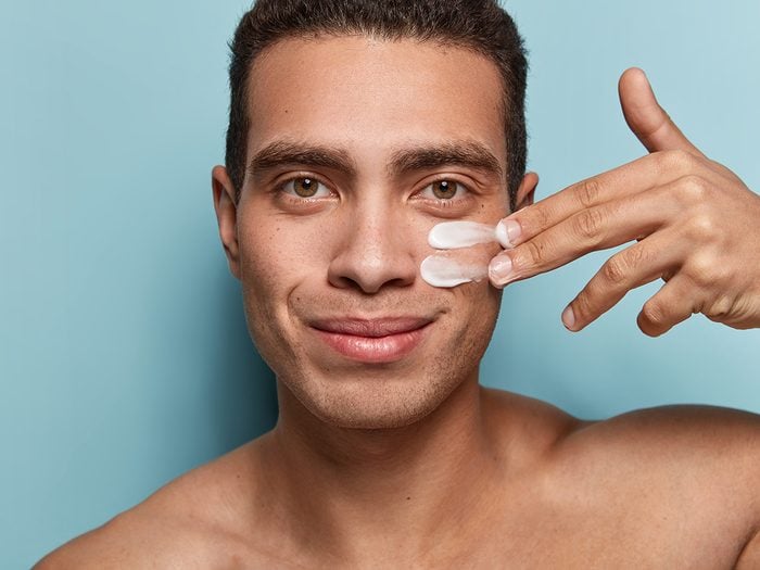 Reasons you're dehydrated - man moisturizing face